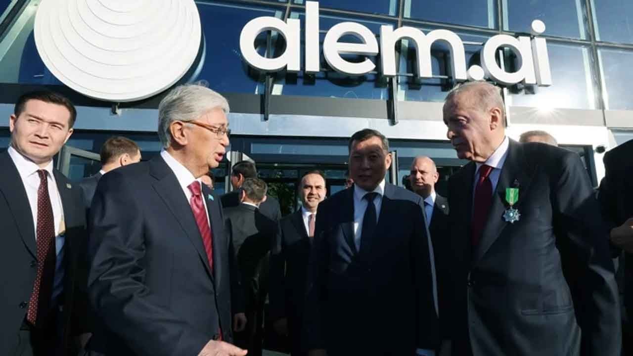 Türk dünyasında yapay zeka hamlesi! Cumhurbaşkanı Erdoğan Kazakistan'da Alem.AI merkezini inceledi!