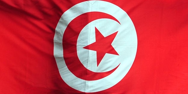 Türk düşmanı Fransızlar Türkiye bayrağı ile Tunus bayrağını karıştırdı!