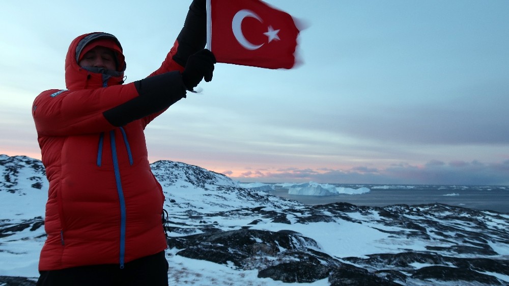 Türk ekip Grönland’daki buzul vadisini kızakla böyle geçti 
