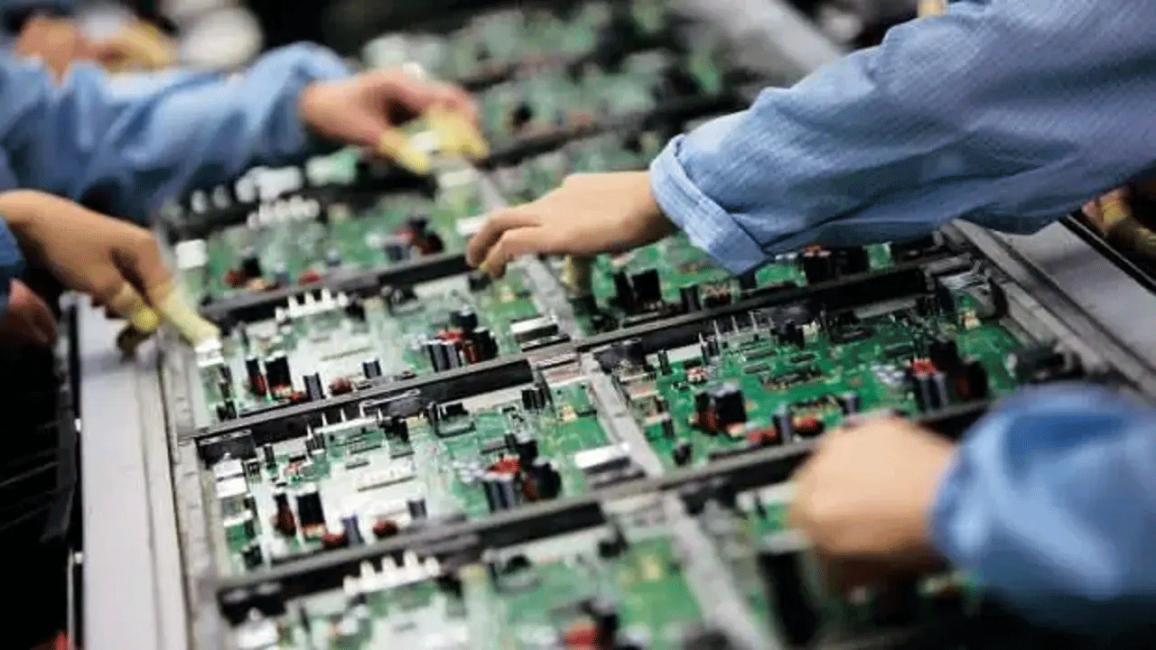 Türk ekonomisinden bir rekor daha: Elektrik ve elektronik sektörü para bastı!