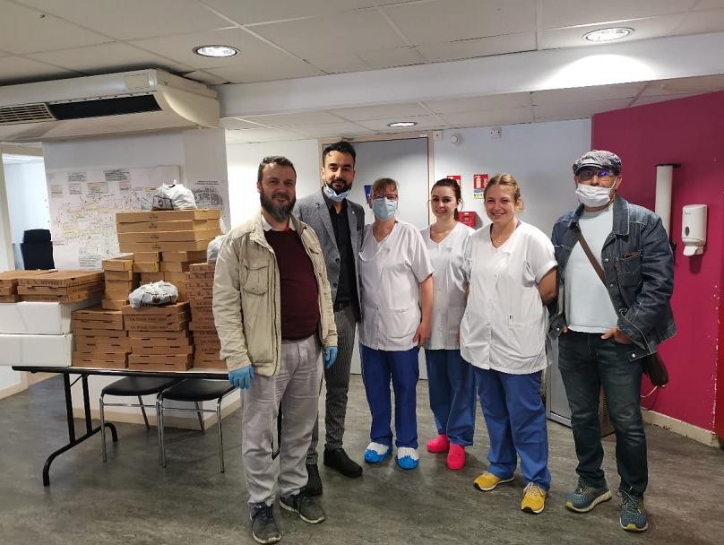 Türk fırından Fransız sağlıkçılara ücretsiz pide