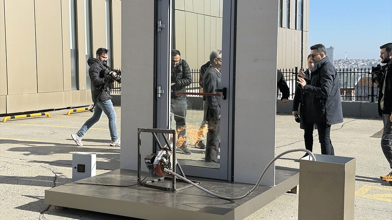 Türk firmasından yenilikçi cam kapı! Isıya dayanıklılığıyla dikkat çekiyor