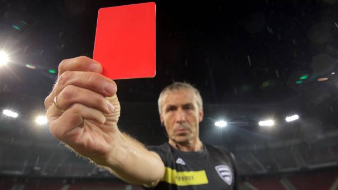 Türk futbolu şaşırtmaya devam ediyor! Maçın henüz 12’inci dakikasında 11 oyuncu kırmızı kart gördü