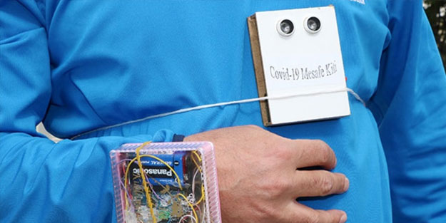 Türk hakem koronavirüse karşı geliştirdi! Vücut ısısını ölçüyor, sosyal mesafeyi koruyor