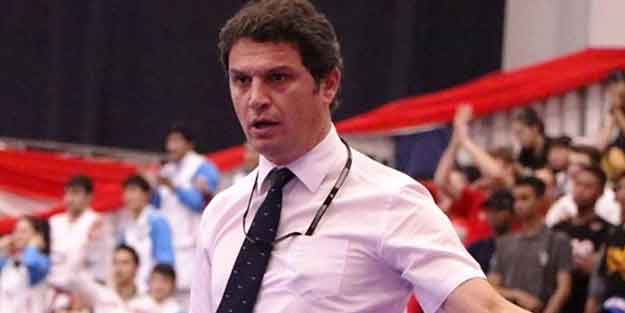 Türk hakem Uğur Kobaş'a altın rozet verildi