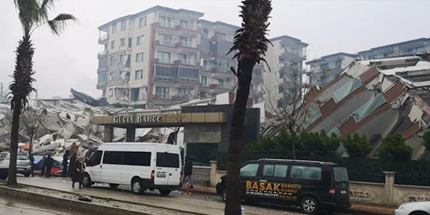 Türk halkı merak ediyor: Yıkılan lüks sitelerin müteahhitlerinden ve temel atma törenine katılan vekillerden hesap sorulacak mı?