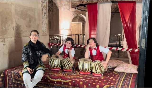 Türk halkına armağanımız! Pakistanlı iki kardeş İstiklal Marşı okudu