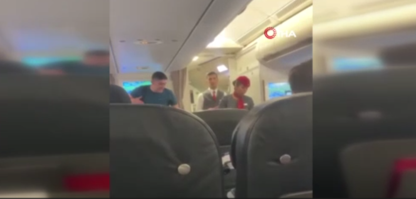 Türk havayolları uçağında bir yolcu ortalığı birbirine kattı