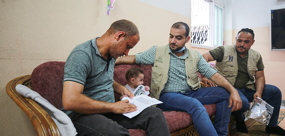 Türk hayırsever, İsrail saldırılarında eşini ve 4 çocuğunu kaybeden Filistinli babaya takılarını bağışladı