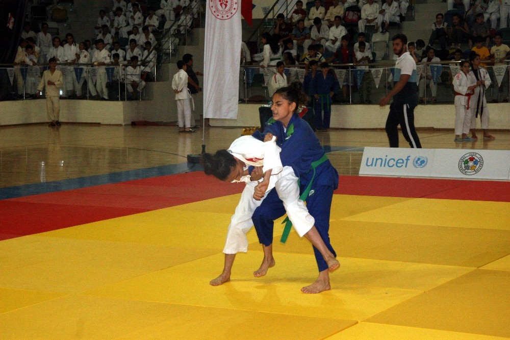 Türk ile Suriyeli çocuklar, judo turnuvasında buluştu 