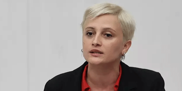 Türk isminden rahatsız olan Perihan'ı yerin dibine soktu! Helal olsun sana müdür