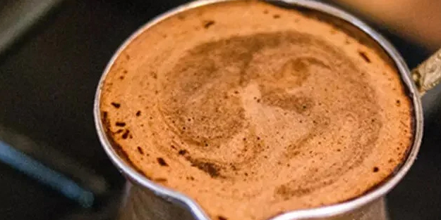 Türk kahvesine 1 tane buz atın, nasıl tadına doyulmuyor görün...