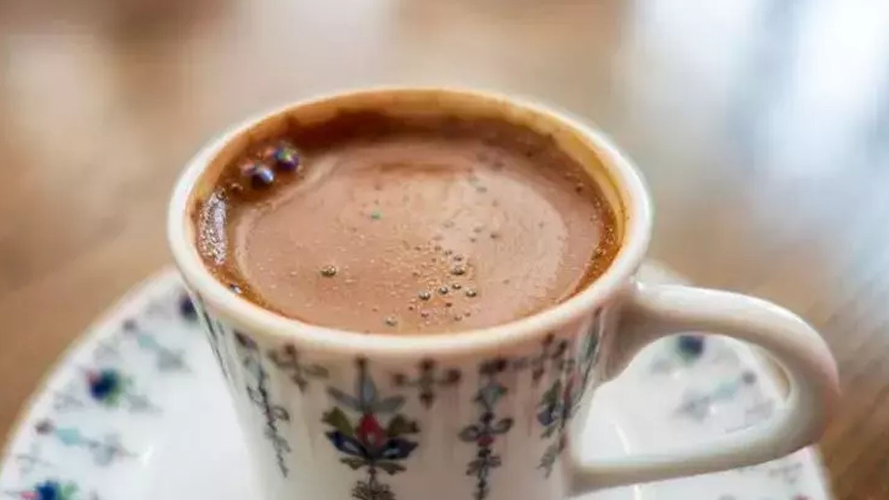 Türk kahvesini köpük köpük yapan hile: Olmuyor, yapamıyoruz diyenler içine o lazım!