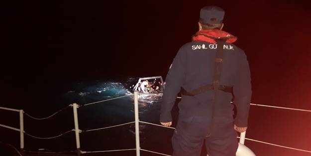 Türk kara sularına geri itilen 20 düzensiz göçmen kurtarıldı