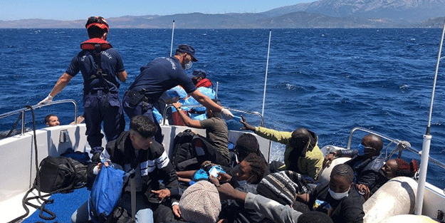 Türk kara sularına itilen sığınmacıları böyle kurtarıldı