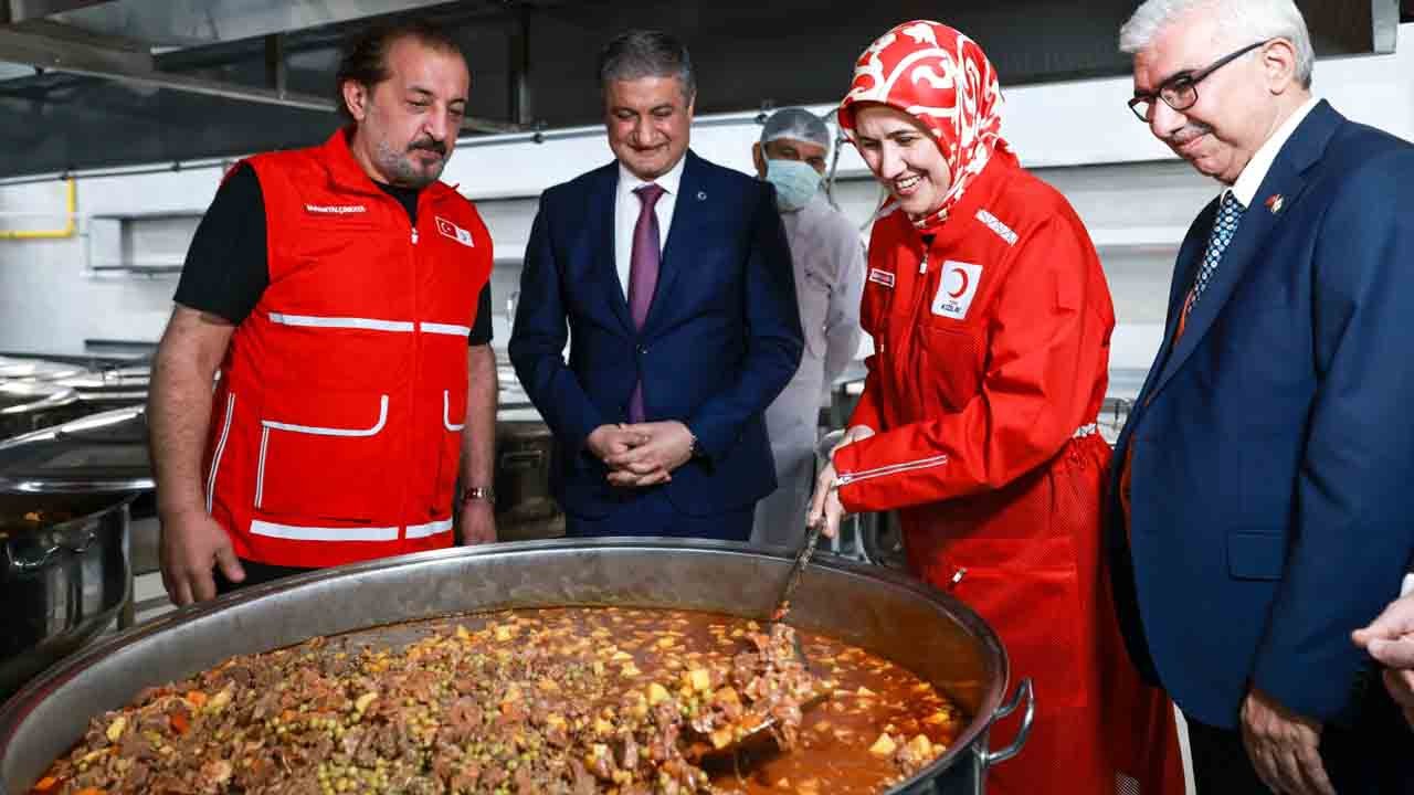 Türk Kızılay Adana’da yeni aşevi açtı: Tarihi Taşköprü’de iftar sofrası