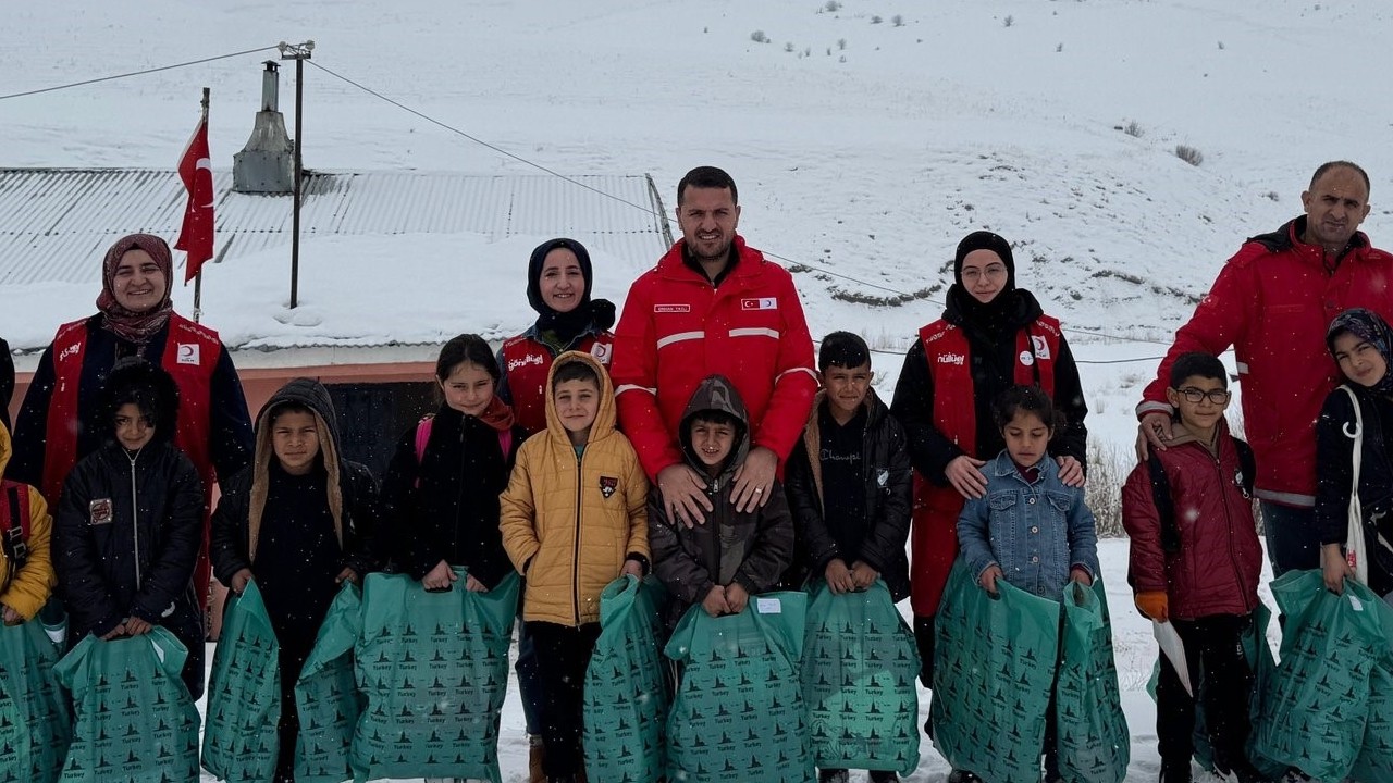 Türk Kızılay Ağrı Şubesi’nden Aşağı Dormeli köyü öğrencilerine anlamlı ziyaret