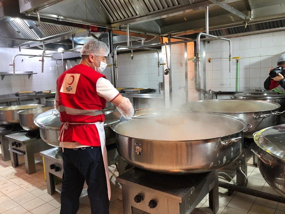 Türk Kızılay Bursa iftar bereketini paylaşıyor 