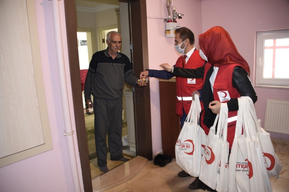 Türk Kızılay ekipleri, kapı kapı dolaşıp 20 bin maske ile çekme helva dağıttı 