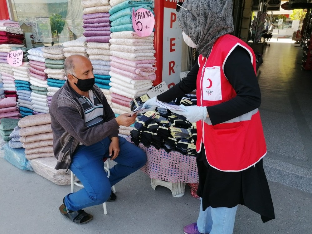 Türk Kızılay Karabük Şubesi 2 bin adet maske ve dezenfektan dağıttı 