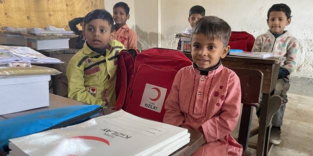 Türk Kızılaydan Arakanlı göçmenlere yardım