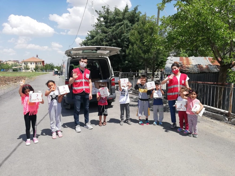 Türk Kızılayı Arguvan’da maske dağıttı 