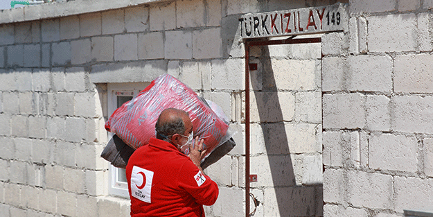 Türk Kızılay, İdlib'de inşasını tamamladığı briket evlere aileleri yerleştiriyor