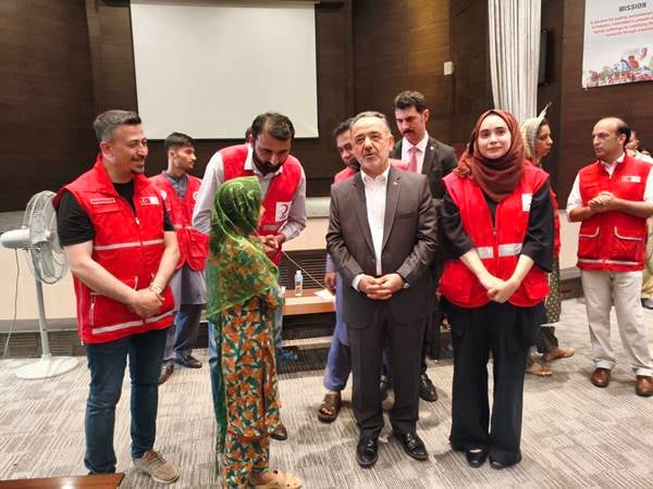 Türk Kızılay’ı İslamabad’da kurban hisse dağıtımına devam ediyor