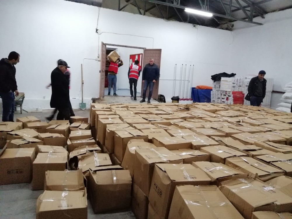 Türk Kızılay’ı yardımları AFAD’a teslim etti 
