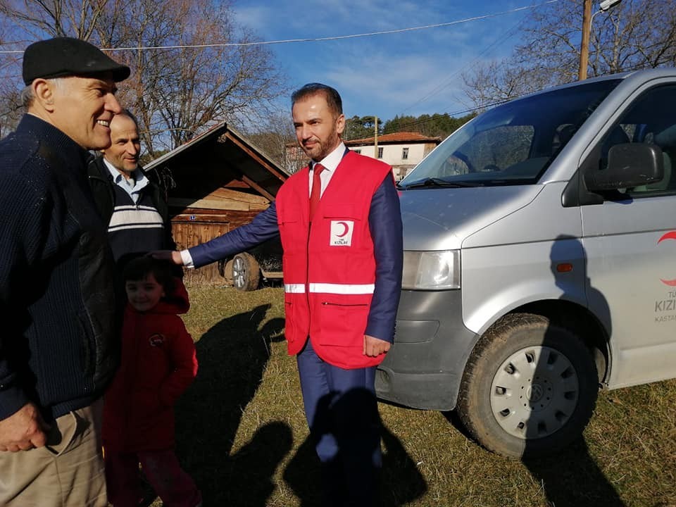 Türk Kızılayından evi yanan aileye yardım 