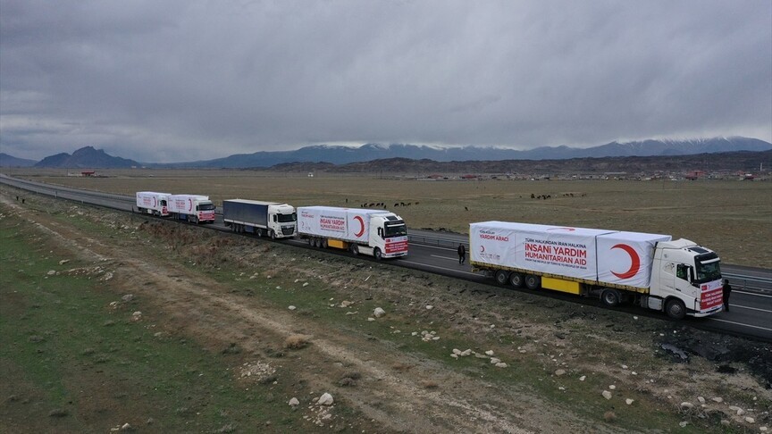 Türk Kızılayından İran’a 4 tır insani yardım malzemesi