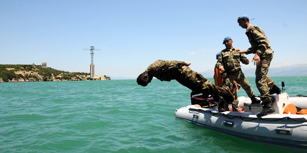 Ellerini ayaklarını bağlayıp suya attılar!