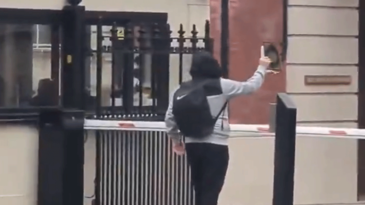 Türk konsolosluğu önünde Kur’an-ı Kerim yaktı… Gereği yapıldı!..