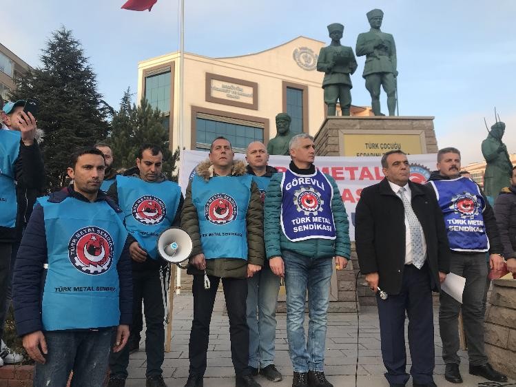 Türk Metal işçileri toplu sözleşme görüşmelerinin yarım kalmasını protesto etti 