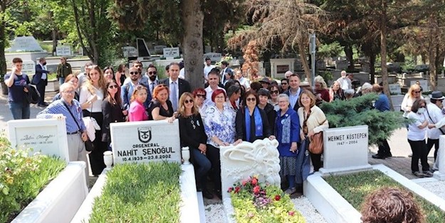 Türk milletini barbarlıkla suçlayan Türkan Saylan'ı küçük bir grup mezarı başında andı | "Namaz kılmayın, bale yapın"