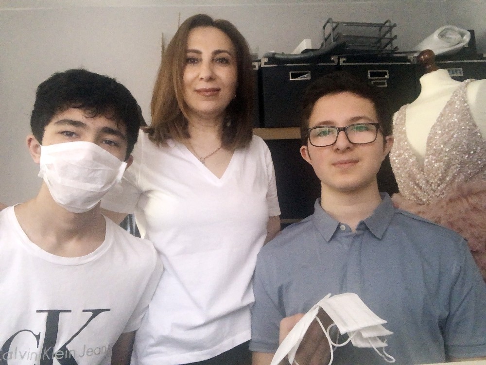 Türk modacıdan İngiliz hastanelerine maske desteği 