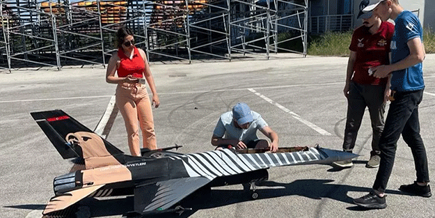 Türk öğrencilerden tarihi başarı! Türkiye'ye verilmeyen F-16'lar için öyle bir şey ürettiler ki...