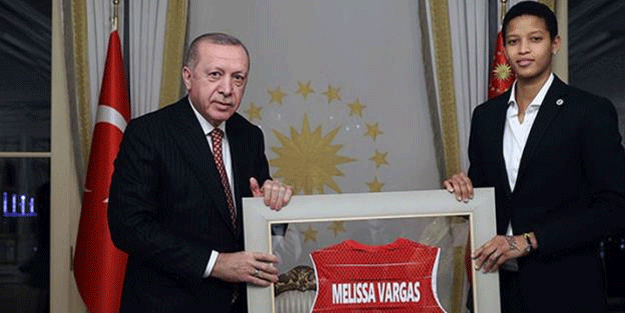 Türk oldu! Kimliğini Cumhurbaşkanı Erdoğan verdi!