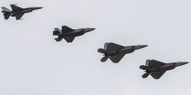 Türk orgeneral o ülkeyi ziyaretteyken ilginç olay! F-22 ve F-35'ler peş peşe bölgeye doğru havalandı