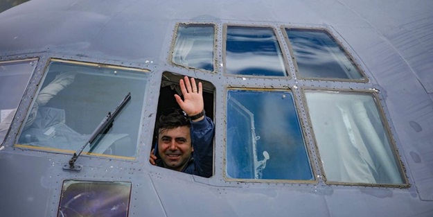Türk pilot ABD'de bekleyenleri böyle selamladı