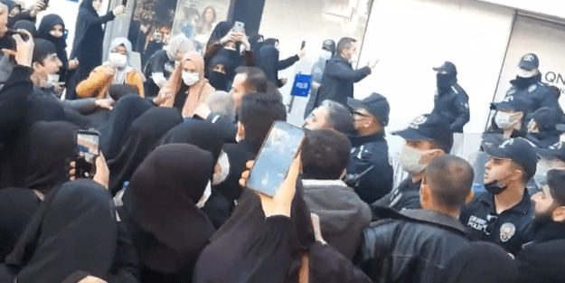 Türk polisine 'şerefsiz' diyerek sınırları zorladılar!