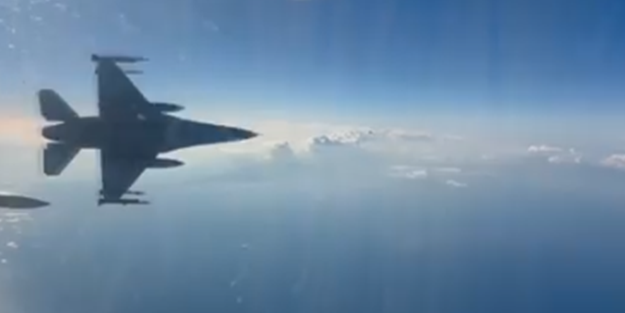 Türk savaş uçakları peş peşe havalanıp Kıbrıs'ın güneyine indi