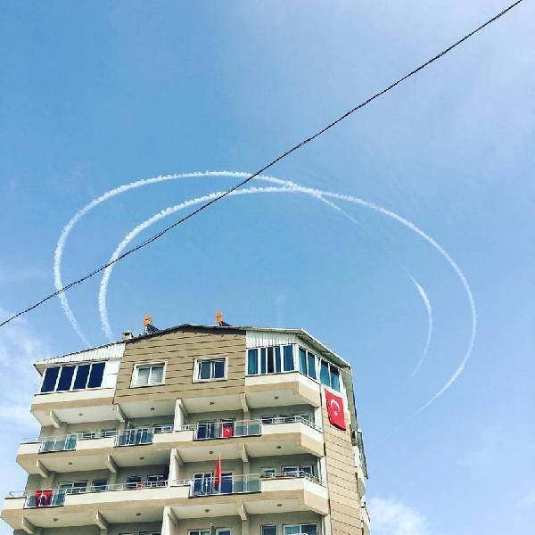 Türk savaş uçaklarından 'hilal' mesajı