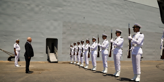 Türk Silahlı Kuvvetlerinin TCG Bayraktar gemisini ziyaret etti! Töre: KKTC'de olmasından gurur duyduk diyerek duyurdu