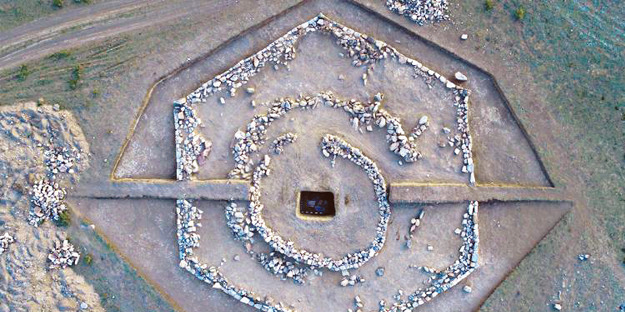 Türk tarihinde bir ilk gerçekleşti! Tarihi keşif: Kazakistan'da 3 bin 800 yıllık altıgen kurgan bulundu! Gün yüzüne çıkarıldı