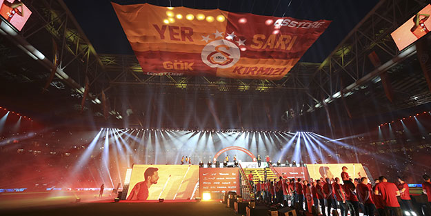 Türk Telekom Stadı'nda şok! Önce ıslıkladılar sonra alkışladılar