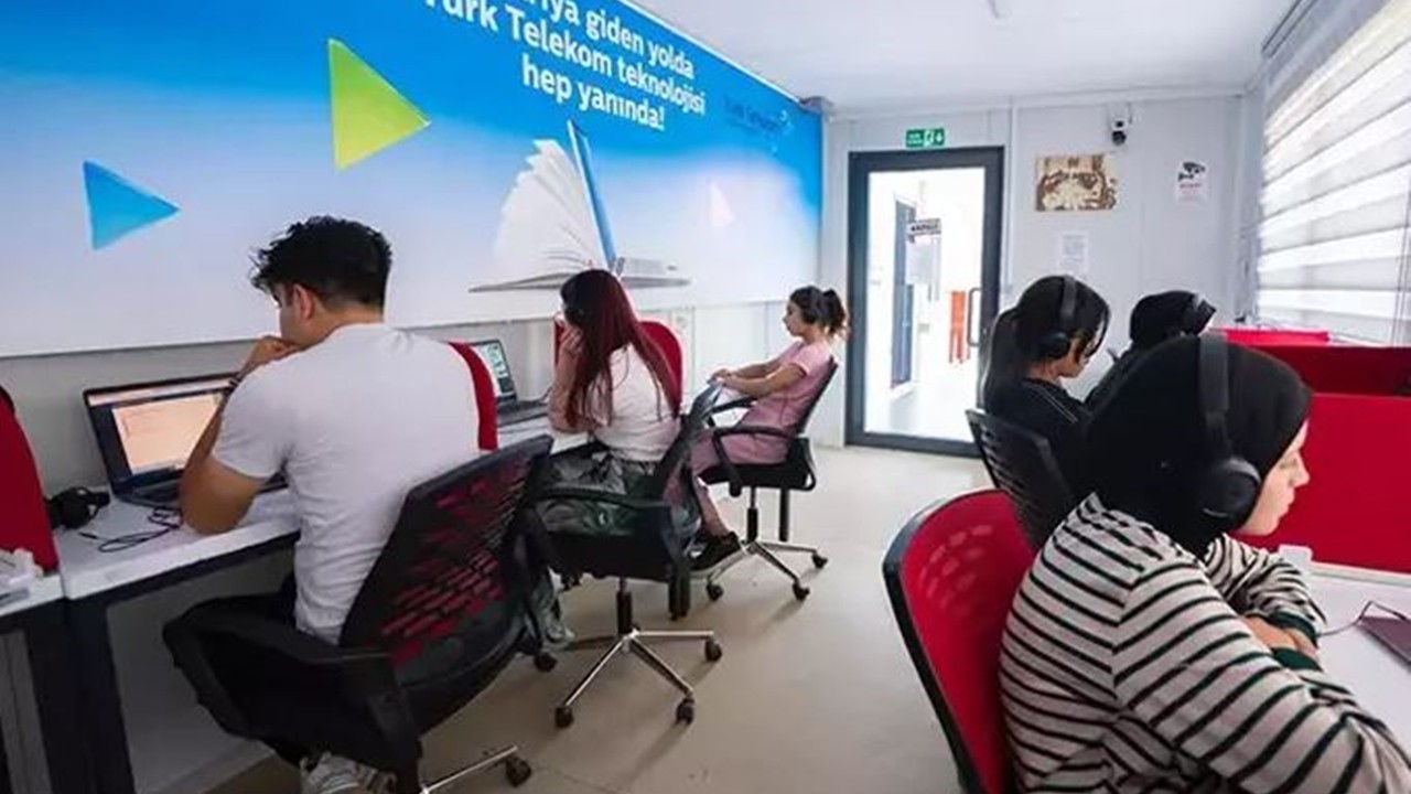 Türk Telekom ve Türk Kızılay'dan Deprem Bölgesindeki Öğrencilere Eğitim Desteği