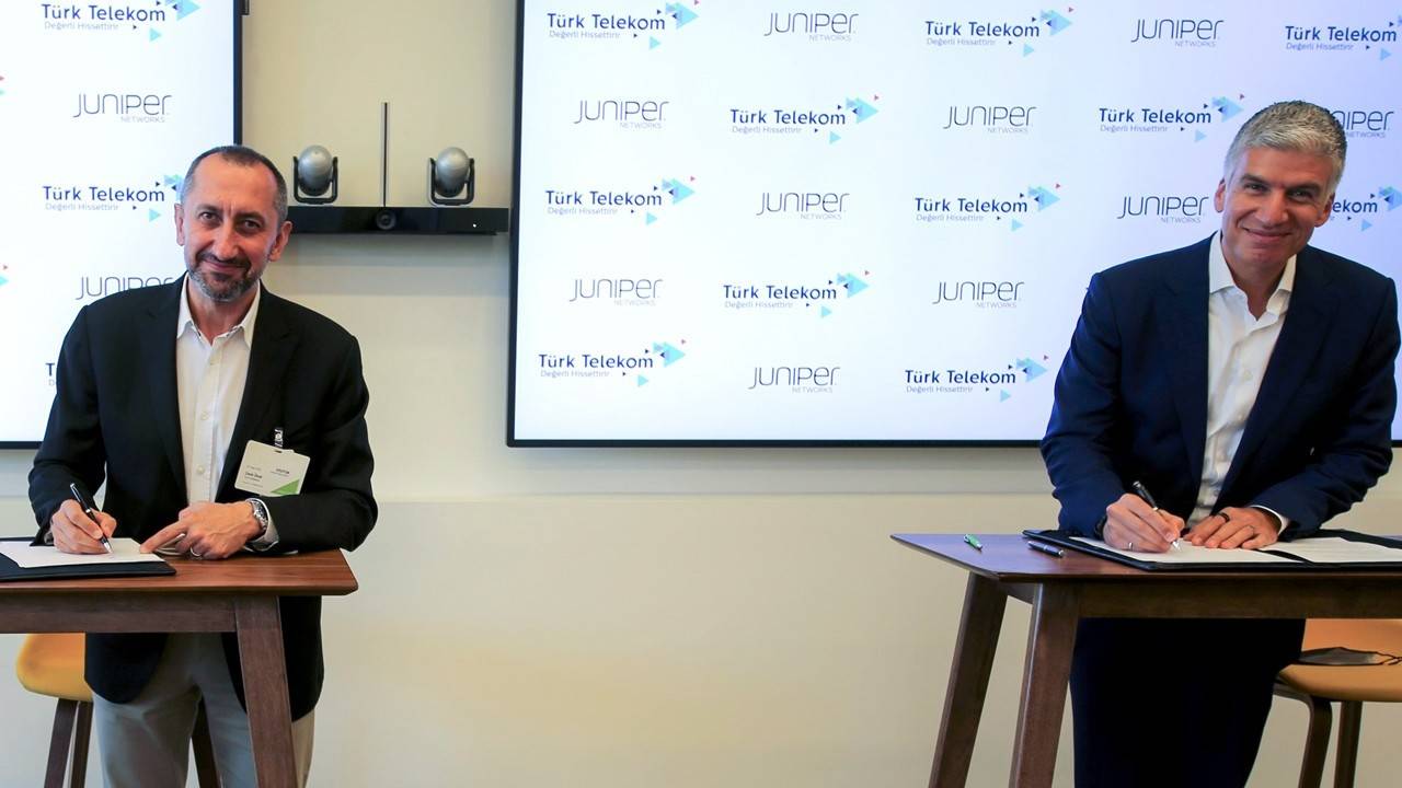 Türk Telekom’dan iki önemli imza