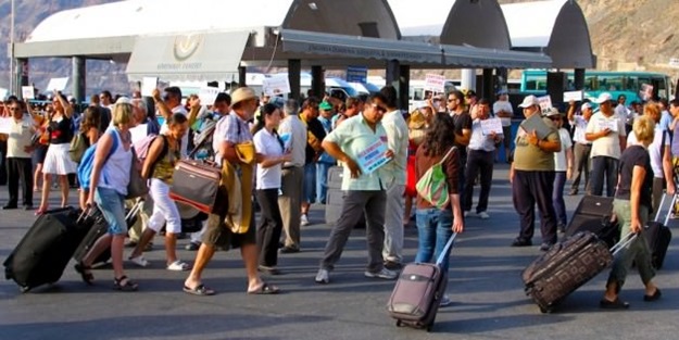 Türk turistler Yunanistan'da kapıda kaldı