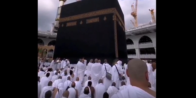 Türk vatandaşları depremzedeler için Kabe'de dua etti